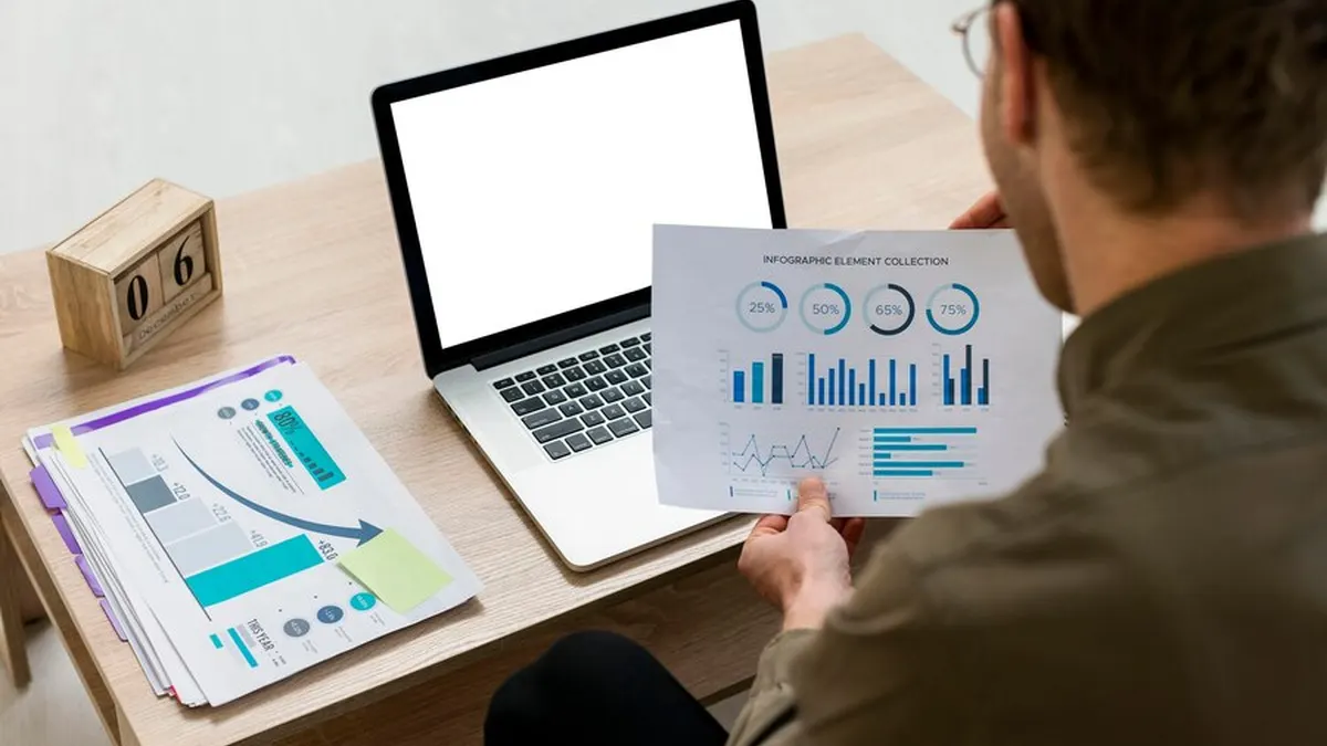 Réunion de travail autour de graphiques et d’un ordinateur portable