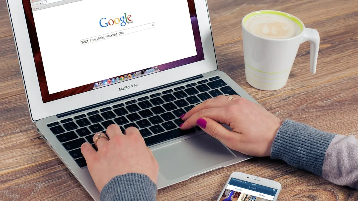 Page de recherche Google ouverte sur un ordinateur portable