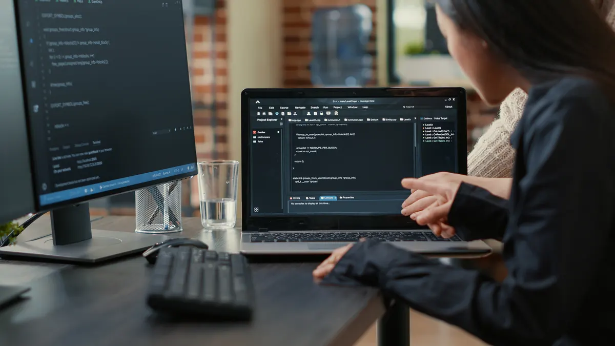 Développeuse travaillant sur le code d’un site web